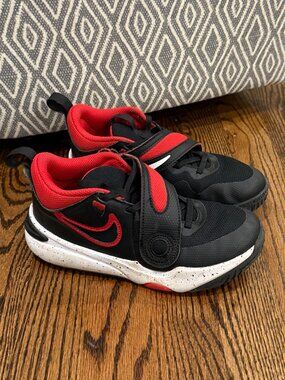 Boy's Nike Black and Red Basketball Tennis Shoes Size 1.5